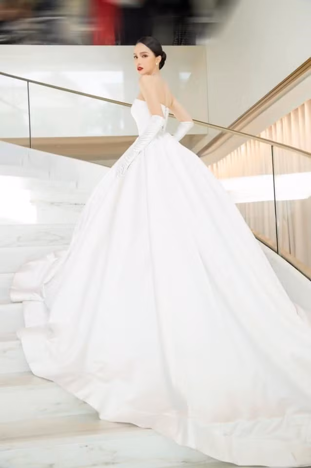  Hương Giang diện chiếc váy trắng của nhà thiết kế Linh San, lấy cảm hứng từ công nương Diana. Ảnh: NSCC