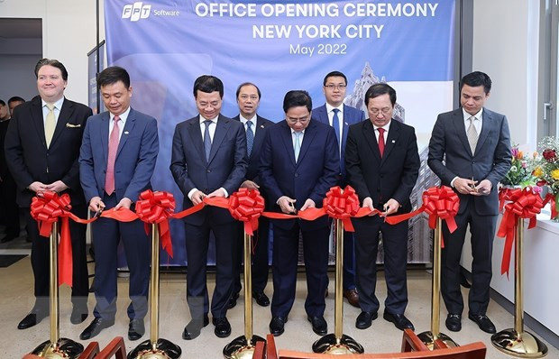 Thủ tướng Phạm Minh Chính và các đại biểu cắt băng khai trương Văn phòng FPT tại New York. Ảnh: Dương Giang/TTXVN