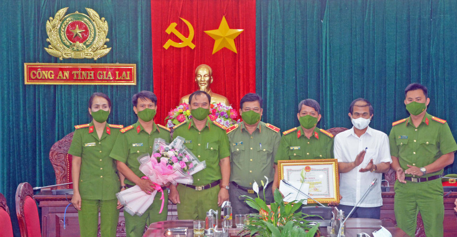 Chủ tịch UBND tỉnh Võ Ngọc Thành tặng bằng khen cho Phòng Cảnh sát Điều tra tội phạm về ma túy (Công an tỉnh) vì có thành tích xuất sắc trong công tác điều tra, phá án. Ảnh: Lê Ánh