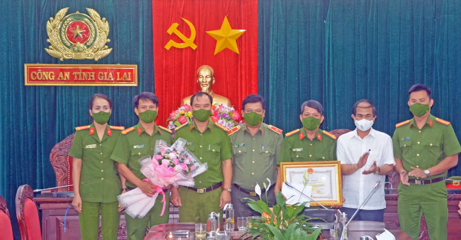 Chủ tịch UBND tỉnh Võ Ngọc Thành tặng bằng khen cho Phòng Cảnh sát Điều tra tội phạm về ma túy (Công an tỉnh) vì có thành tích xuất sắc trong công tác điều tra, phá án. Ảnh: Lê Ánh