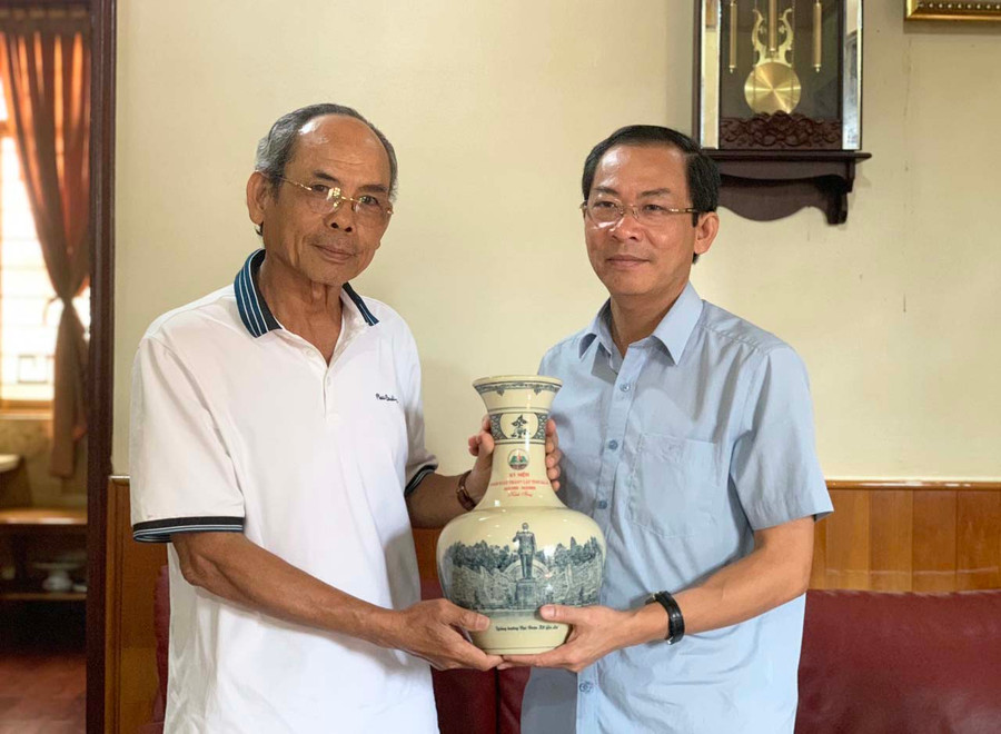 Phó Chủ tịch UBND tỉnh Đỗ Tiến Đông thăm, tặng quà đồng chí Lê Việt Hường-Nguyên Ủy viên Ban Thường vụ Tỉnh ủy, Phó Chủ tịch UBND tỉnh. Ảnh: Hồng Thương