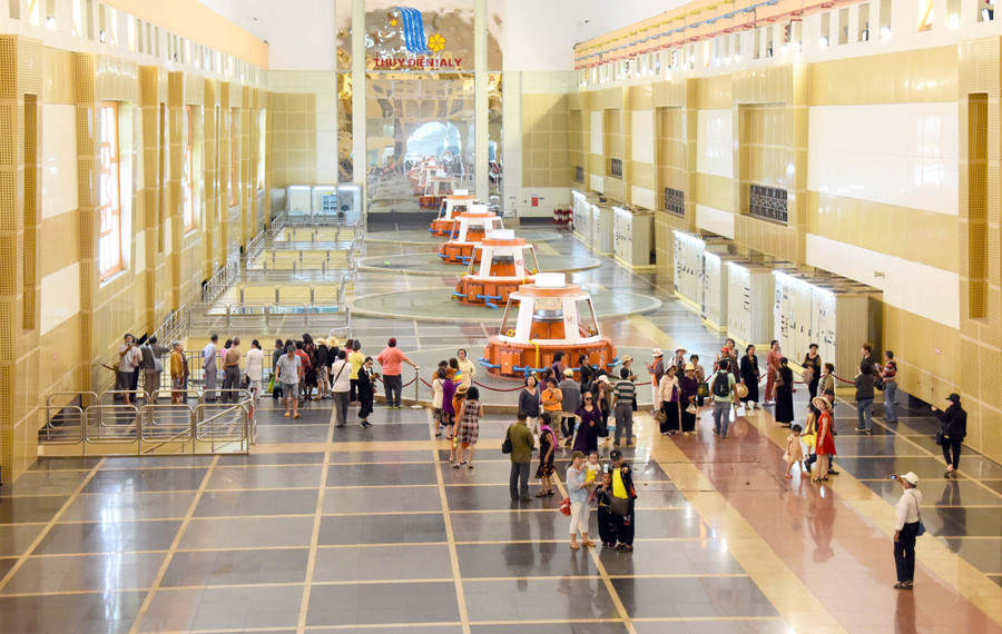 Du khách tham quan gian máy ngầm Thủy điện Ia Ly. Ảnh: Đông Phong