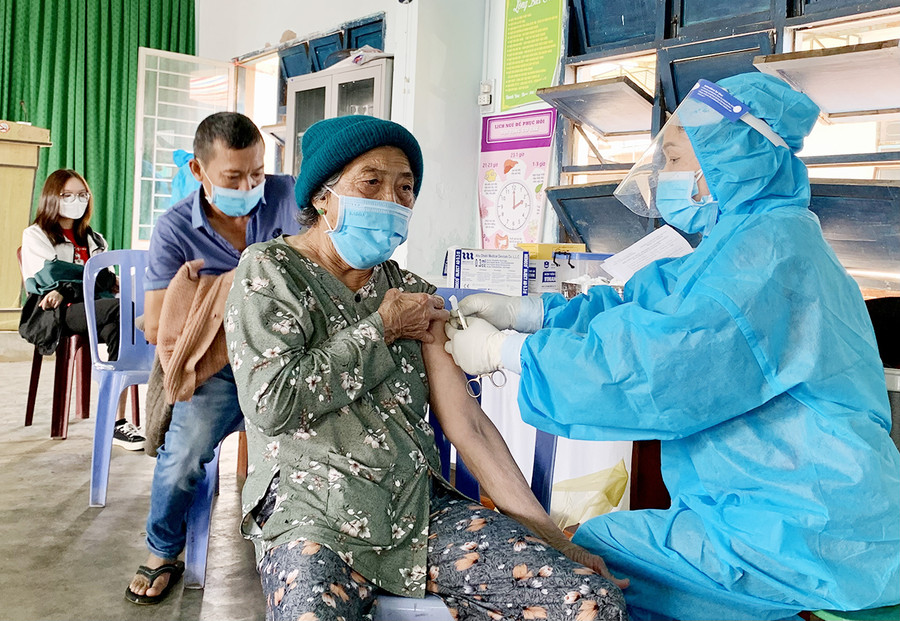 -Được cán bộ y tế thông báo, bà Nguyễn Thị Lan- tổ 5, phường Ia Kring (TP. Pleiku) đã đến tiêm mũi 3 vắc xin phòng Covid-19. Ảnh: Như Nguyện -Các địa phương tiếp tục tuyên truyền, vận động người dân đi tiêm chủng đầy đủ. Ảnh: Như Nguyện