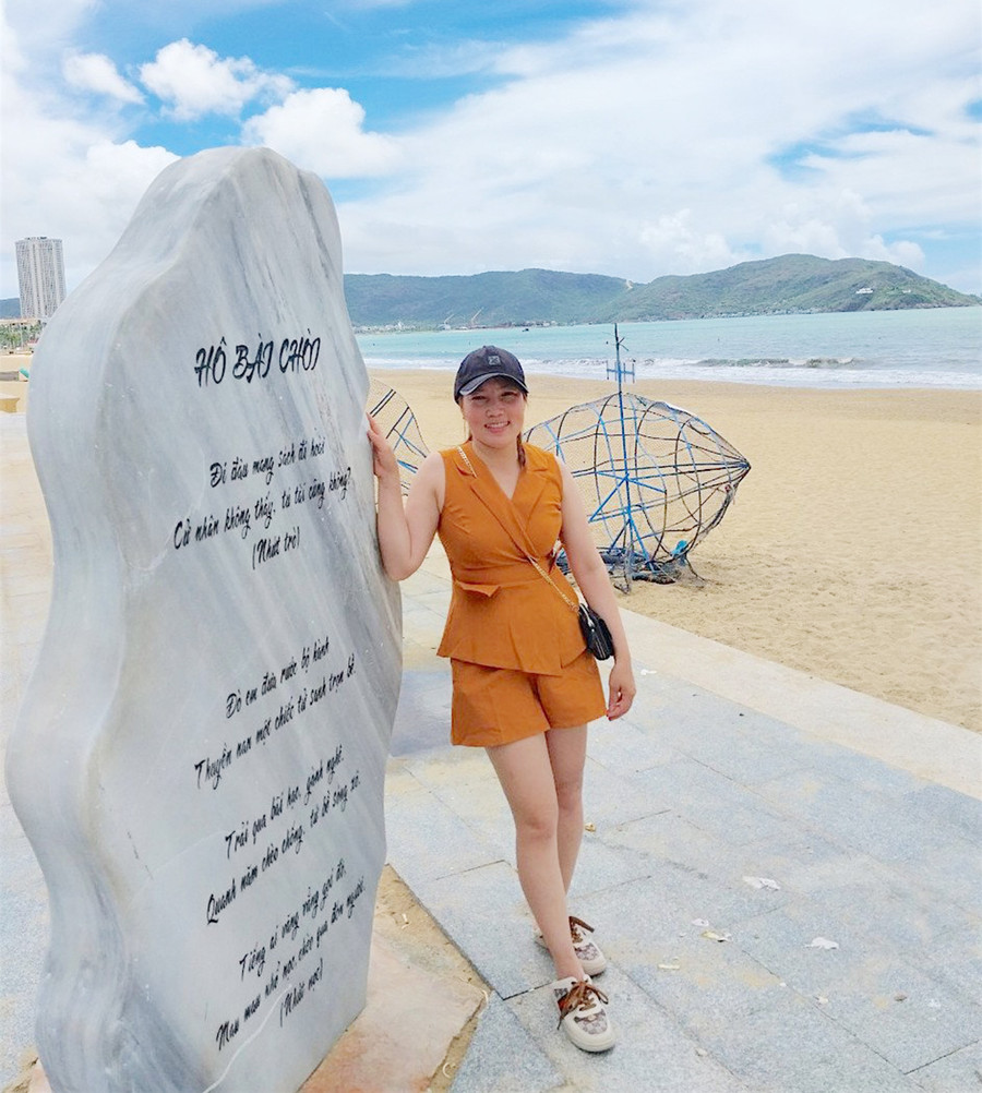 Chị Phan Thị Thu Lệ (thôn An Thạch, xã Xuân An, thị xã An Khê) chụp ảnh lưu niệm bên biển Quy Nhơn. Ảnh- Nhân vật cung cấp