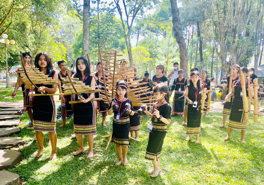 Nhóm nhạc của dòng họ R’Com tham gia biểu diễn tại Ngày hội Văn hóa các dân tộc thiểu số toàn tỉnh lần thứ nhất năm 2022. Ảnh: Trần Dung Nhóm nhạc của dòng họ R’Com tham gia biểu diễn tại Ngày hội Văn hóa các dân tộc thiểu số toàn tỉnh lần thứ nhất năm 2022. Ảnh: Trần Dung