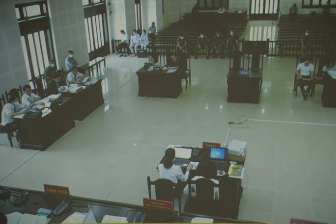 Chiều 24-5, phiên xử tiếp tục với phần xét hỏi