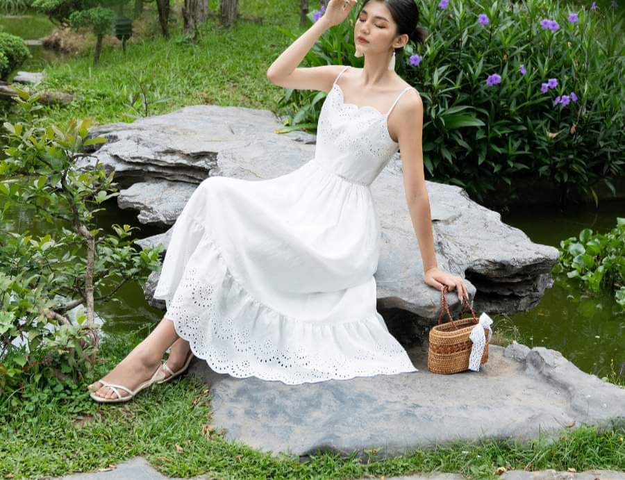 Mùa hè đến không thể thiếu mốt váy hai dây vừa phóng khoáng lại đủ gợi cảm cho chị em. Diện váy hai dây màu trắng các cô nàng sẽ vô cùng nổi bật, xinh xẻo và cực mãn nhãn khi lên hình sống ảo.