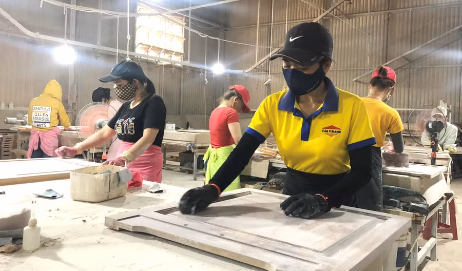 Người lao động đang làm việc tại khu công nghiệp phấn khởi khi biết Nhà nước sẽ hỗ trợ tiền thuê nhà trọ. Ảnh: Đinh Yến