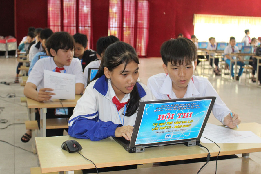 Các thí sinh dự thi Hội thi Tin học trẻ lần thứ XX. Ảnh: Phan Lài