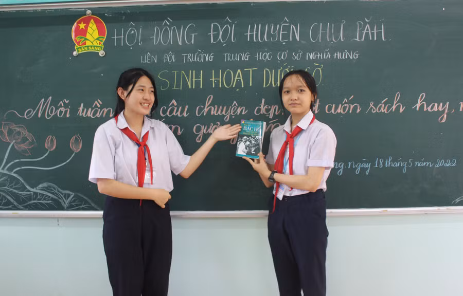 Em Bùi Ngọc Bảo Hân (bìa trái)-Chi đội phó lớp 9A (Trường THCS Nghĩa Hưng, xã Nghĩa Hưng, huyện Chư Păh) giới thiệu sách về Bác Hồ trong buổi sinh hoạt “Mỗi tuần một câu chuyện đẹp, một cuốn sách hay, một tấm gương sáng”. Ảnh: Phan Lài