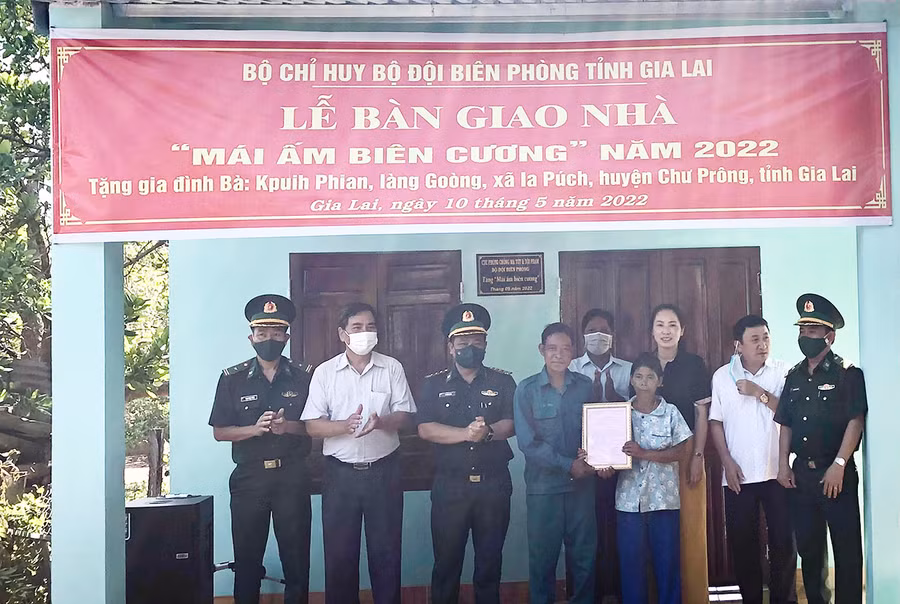 Bộ Chì huy Bộ đội Biên phòng tỉnh trao nhà cho bà Kpuih Phian (làng Goòng, xã Ia Púch). Ảnh: Lê Nam