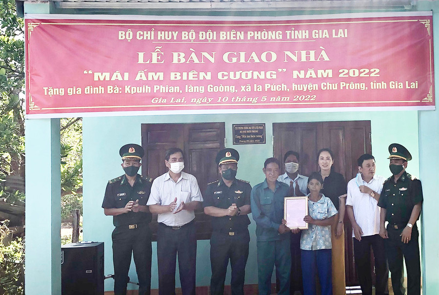 Bộ Chỉ huy Bộ đội Biên phòng tỉnh trao nhà cho bà Kpuih Phian (làng Goòng, xã Ia Púch). Ảnh: Lê Nam Bộ Chì huy Bộ đội Biên phòng tỉnh trao nhà cho bà Kpuih Phian (làng Goòng, xã Ia Púch). Ảnh: Lê Nam
