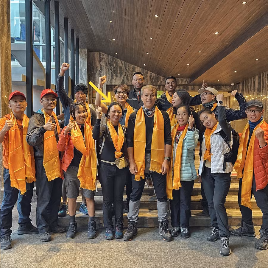 Thanh Nhã (thứ tư từ trái qua) trong đoàn leo Everest. Ảnh: Seven Summit Treks