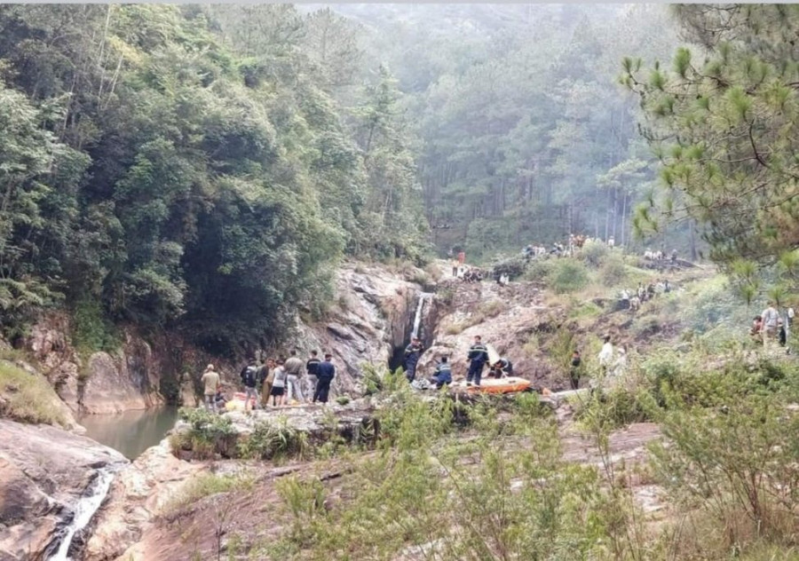 Hàng chục chiến sĩ cảnh sát PCCC-CHCN và Công an H.Lạc Dương nỗ lực tìm nạn nhân đuối nước. Ảnh: CTV