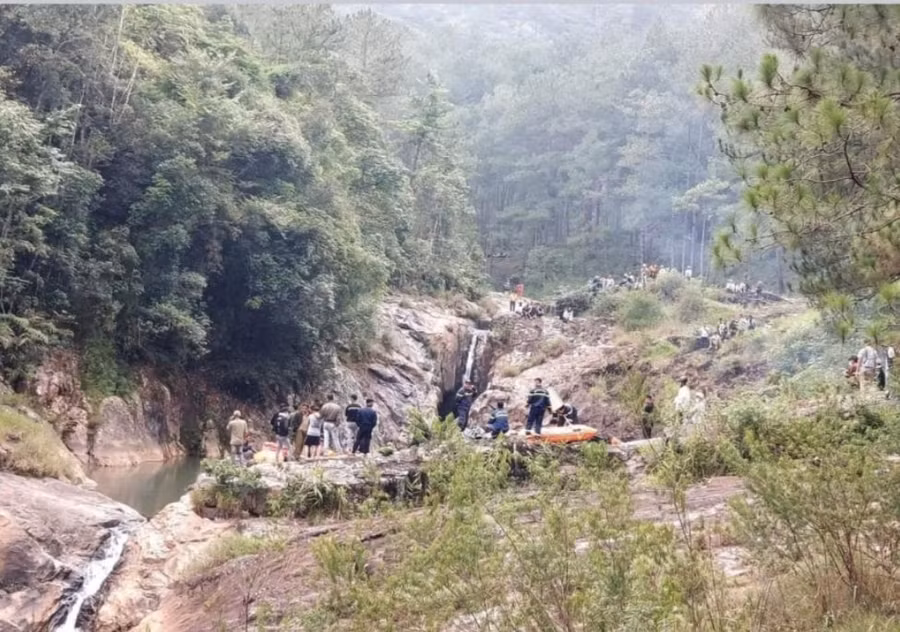 Hàng chục chiến sĩ cảnh sát PCCC-CHCN và Công an H.Lạc Dương nỗ lực tìm nạn nhân đuối nước. Ảnh: CTV