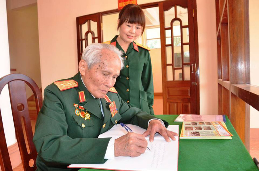 Trung tướng Nguyễn Quốc Thước ghi vào sổ lưu niệm Bảo tàng Quân đoàn 3. Ảnh: Vĩnh Hoàng