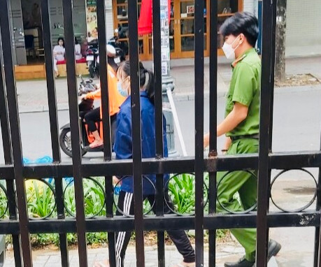 Cảnh sát dẫn giải các bị cáo sau khi tòa tuyên án  Cảnh sát dẫn giải các bị cáo sau khi tòa tuyên án