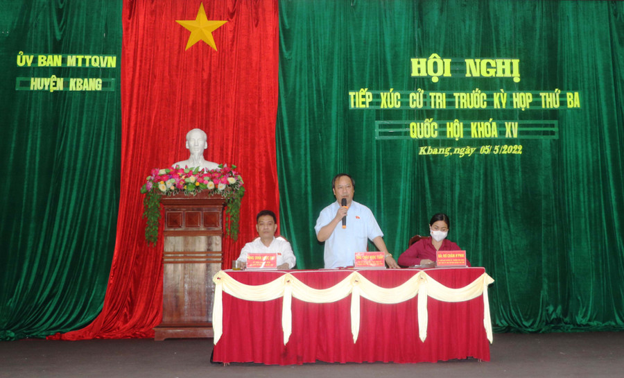 Phó Bí thư Thường trực Tỉnh ủy, Trưởng Đoàn đại biểu Quốc hội tỉnh Châu Ngọc Tuấn phát biểu kết luận tại buổi tiếp xúc cử tri thị trấn Kbang, huyện Kbang. Ảnh: Ngọc Minh