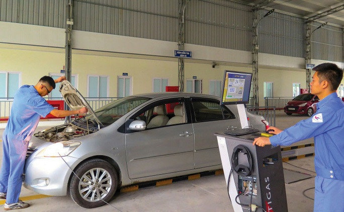 Đăng kiểm xe cơ giới tại một trung tâm đăng kiểm. Ảnh: Huy Lộc