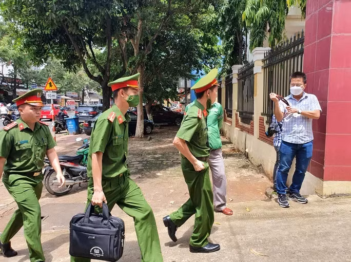 Lúc 10 giờ 45 phút, cơ quan chức năng đã tới CDC Đắk Lắk thi hành các quyết định