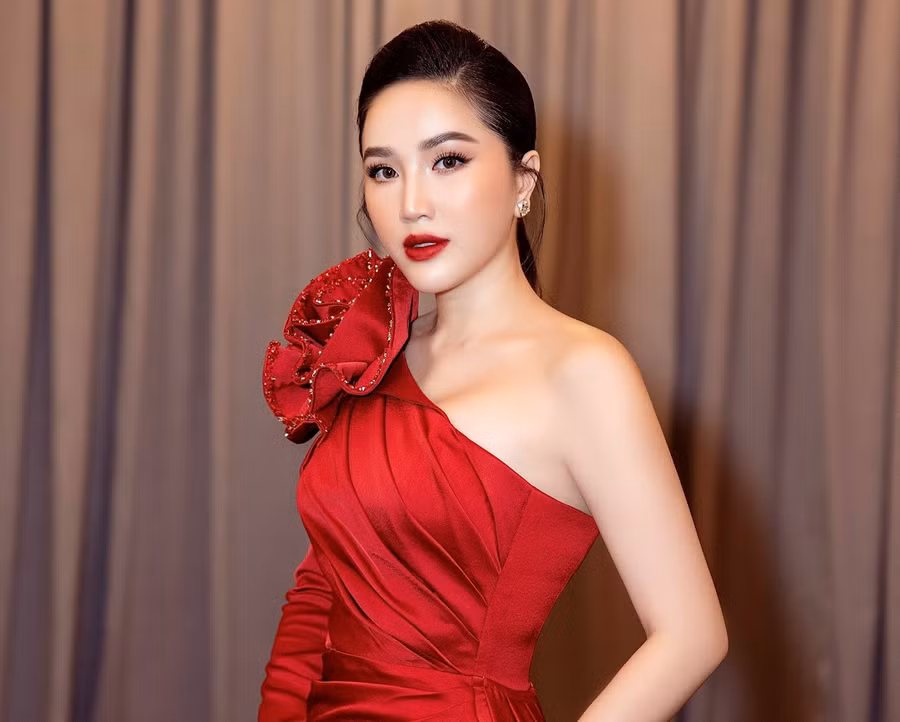 Bảo Thy phủ nhận chuyện giải nghệ, khẳng định sẽ ra sản phẩm mới khi con trai cứng cáp hơn. Ảnh: FBNV