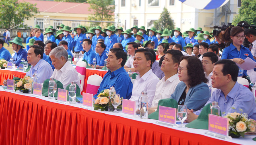 Các đại biểu lãnh đạo Đảng, Nhà nước, Quốc hội tham dự lễ ra quân. Ảnh: MINH HẢI