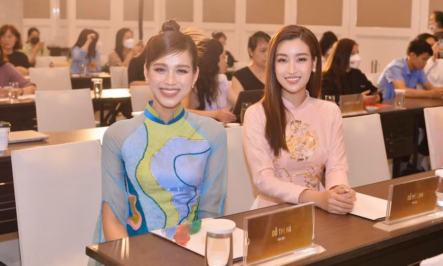 Lần hiếm hoi cùng khoe sắc với trang phục áo dài, hai người đẹp nhận được nhiều lời khen ngợi từ khán giả.