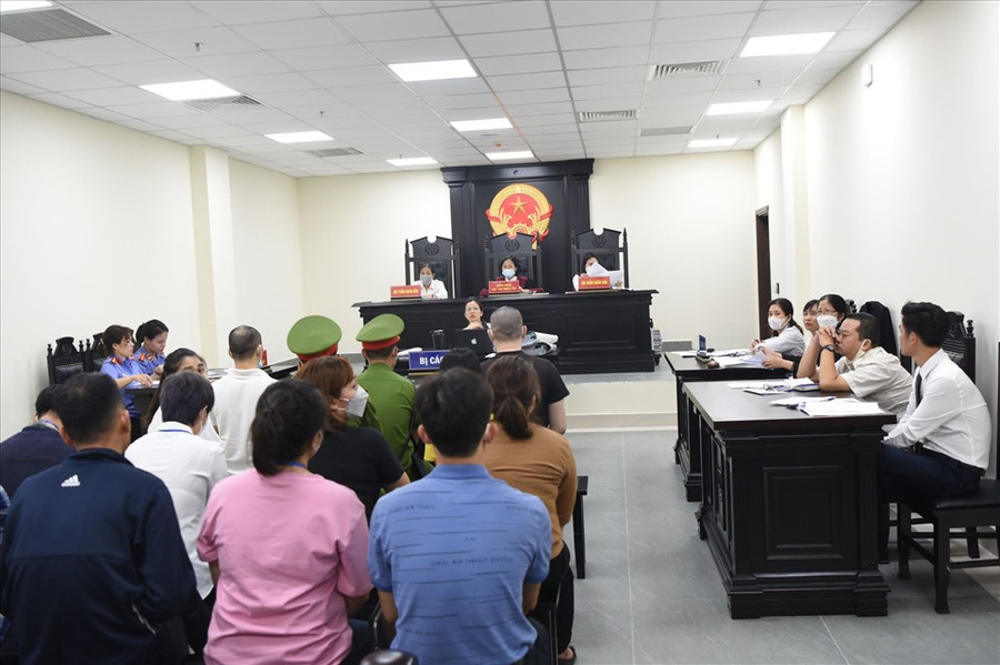 Phiên toà xét xử 12 bị cáo trong đường dây mua bán trẻ em, làm giả con dấu. Ảnh: V.D Phiên toà xét xử 12 bị cáo trong đường dây mua bán trẻ em, làm giả con dấu. Ảnh: V.D