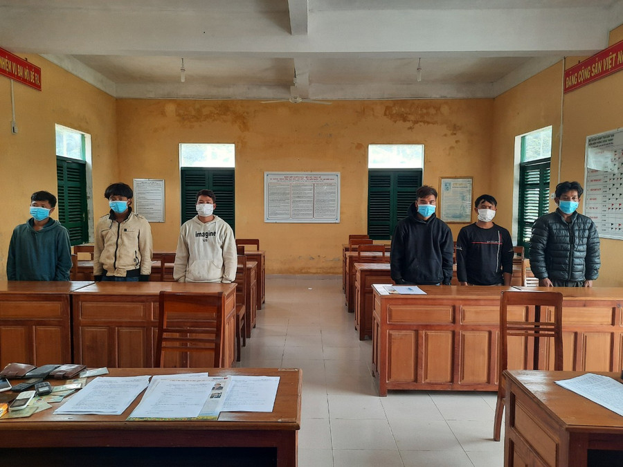 Nhóm người nhập cảnh trái phép từ Lào về Việt Nam. Ảnh: C.T.V