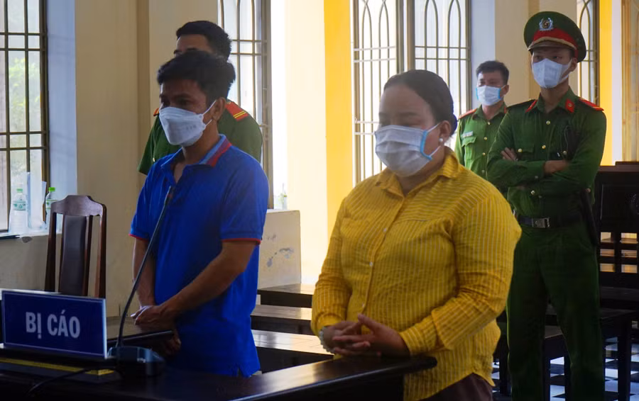 Hai bị cáo Thảo và Hòa tại phiên tòa chiều ngày 9.5. Ảnh: C.X Hai bị cáo Thảo và Hòa tại phiên tòa chiều ngày 9.5. Ảnh: C.X