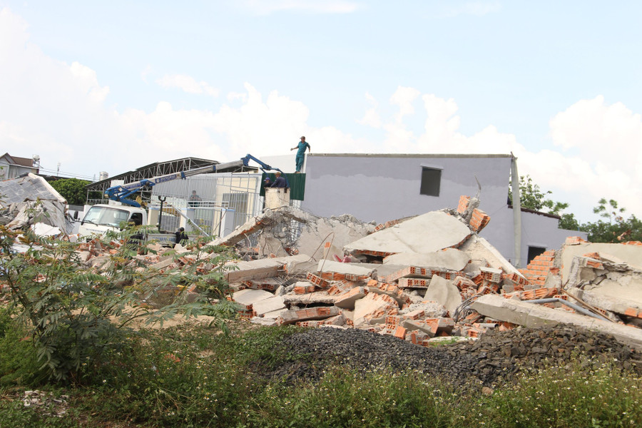 Lực lượng chức năng phá dỡ nhà xây trái phép trên đất nông nghiệp tại P.Thành Nhất. Ảnh: Hoàng Bình