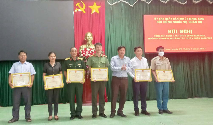 Ông Lê Trọng-Chủ tịch UBND huyện trao giấy khen cho các tập thể có thành tích xuất sắc trong công tác tuyển quân năm 2022. Ảnh: Nguyễn Kim