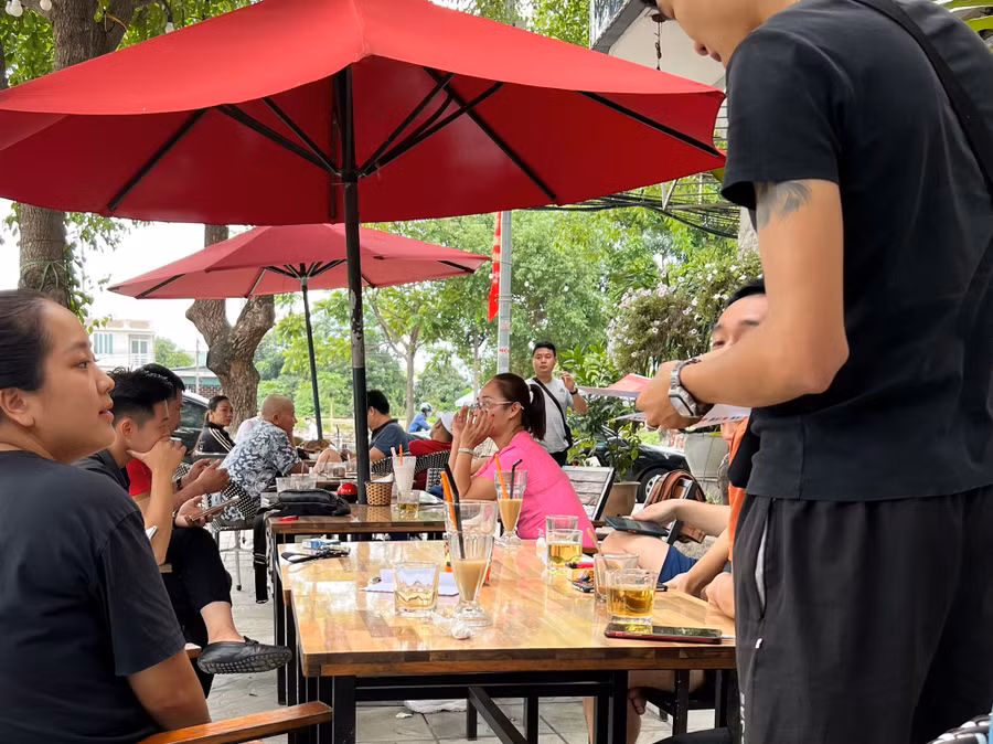 Chợ vé sân Việt Trì sáng nay người hỏi lác đác và sức mua rất yếu. Ảnh: Độc Lập