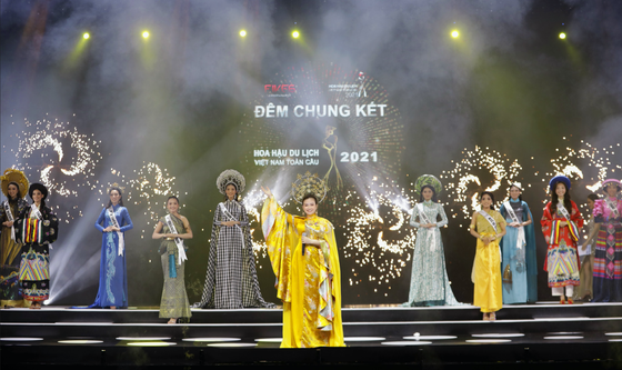 Các thí sinh trong phần thi Trang phục dân tộc. Ảnh: Team Kiếng Cận Các thí sinh trong phần thi Trang phục dân tộc. Ảnh: Team Kiếng Cận