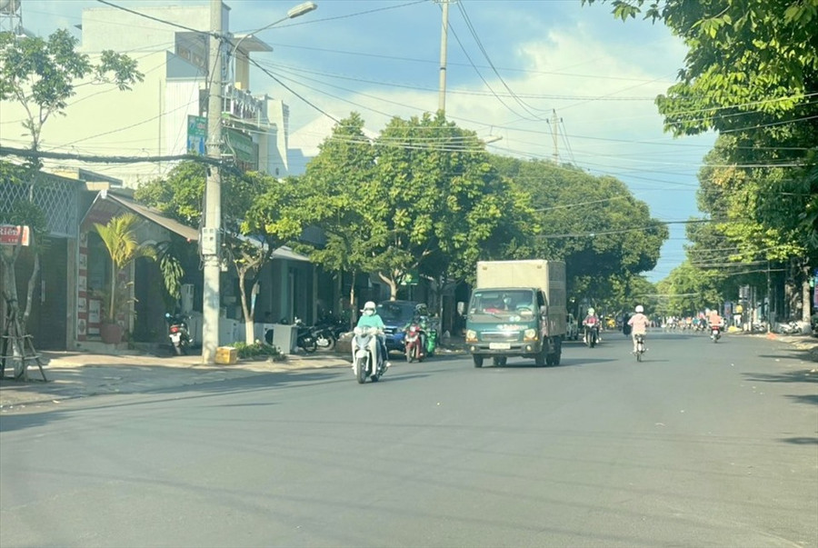 Đường Mai Hắc đế không có vạch kẻ phân chia làn đường, tiềm ẩn nguy cơ tai nạn giao thông. Ảnh: Phan Tuấn Đường Mai Hắc đế không có vạch kẻ phân chia làn đường, tiềm ẩn nguy cơ tai nạn giao thông. Ảnh: Phan Tuấn