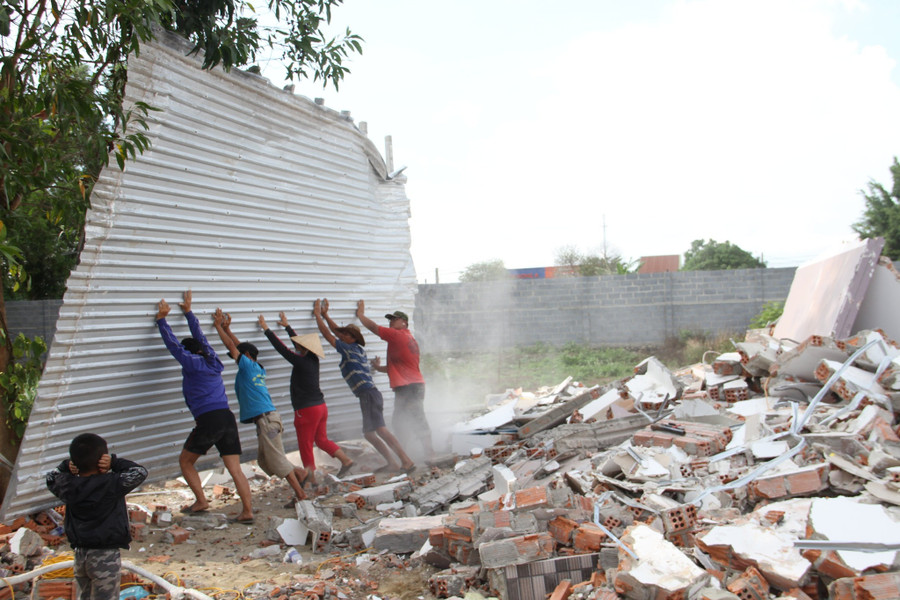 Ngày 11.5, đã có 7 căn nhà xây trái phép bị cưỡng chế phá dỡ. Ảnh: Hoàng Bình