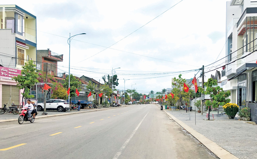 Được sự đồng thuận của người dân, nhiều tuyến đường trên địa bàn được mở rộng, làm mới, góp phần xây dựng An Khê trở thành đô thị loại III. Ảnh: Ngọc Minh
