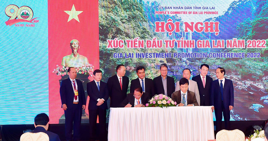 Thay mặt lãnh đạo tỉnh, Phó Chủ tịch UBND tỉnh Hồ Phước Thành (bên trái) ký bản ghi nhớ với các nhà đầu tư Ảnh: Đức Thụy Thay mặt lãnh đạo tỉnh, Phó Chủ tịch UBND tỉnh Hồ Phước Thành (bên trái) ký bản ghi nhớ với các nhà đầu tư. Ảnh: Đức Thụy