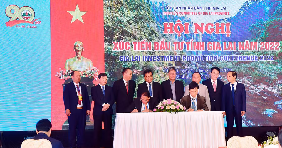 Thay mặt lãnh đạo tỉnh, Phó Chủ tịch UBND tỉnh Hồ Phước Thành (bên trái) ký bản ghi nhớ với các nhà đầu tư. Ảnh: Đức Thụy