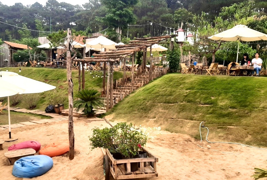 Quán cà phê Thông Farm & Bistro (TP.Pleiku) đang bị chính quyền yêu cầu tháo dỡ vì xây dựng nhiều công trình trái phép trên đất nông nghiệp. Ảnh: Minh Nguyễn