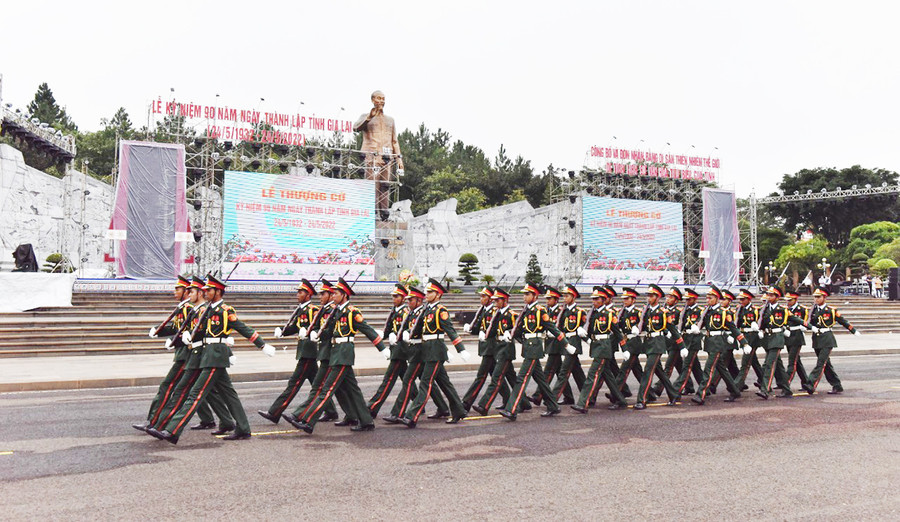Khối Tiêu binh diễu hành biểu dương lực lượng trước tượng đài Bác Hồ với các dân tộc Tây Nguyên. Ảnh: Đức Thụy 