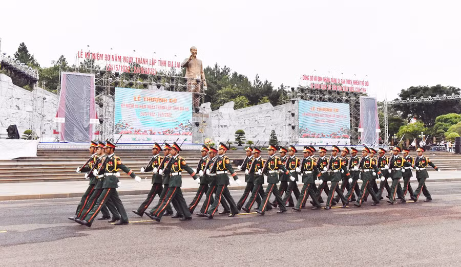 Khối Tiêu binh diễu hành biểu dương lực lượng trước tượng đài Bác Hồ với các dân tộc Tây Nguyên. Ảnh: Đức Thụy 