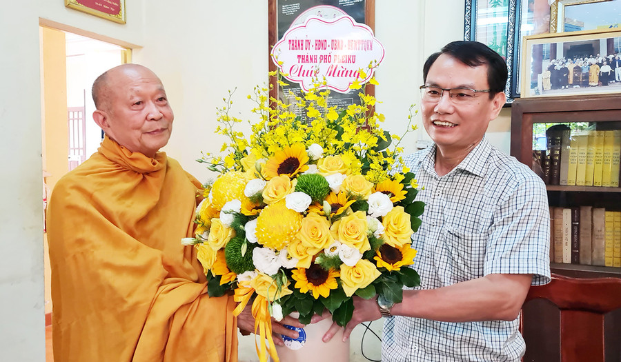 Bí thư Thành ủy Pleiku Trịnh Duy Thuân tặng hoa chúc mừng Tịnh xá Ngọc Phúc (phường Yên Đổ, TP. Pleiku) nhân Đại lễ Phật đản năm 2022. Ảnh: Bá Bính Ông Trịnh Duy Thuân-Bí thư Thành ủy Pleiku tặng hoa chúc mừng Tịnh xá Ngọc Phúc (phường Yên Đổ, TP. Pleiku) nhân Đại lễ Phật đản năm 2022. Ảnh: Bá Bính