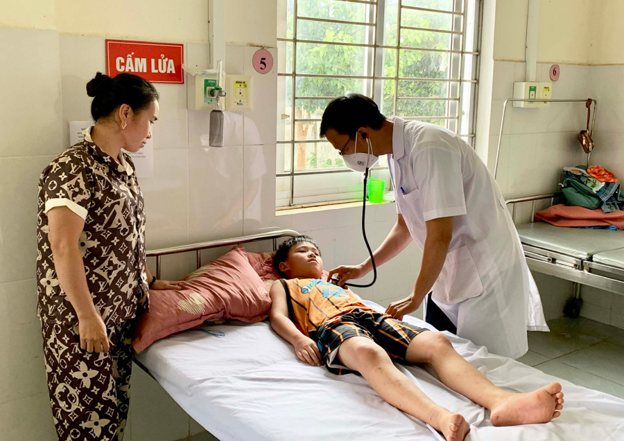 Bác sĩ thăm khám cho bệnh nhân mắc SXH đang điều trị tại Khoa Bệnh nhiệt đới (Bệnh viện Nhi tỉnh). Ảnh: Như Nguyện