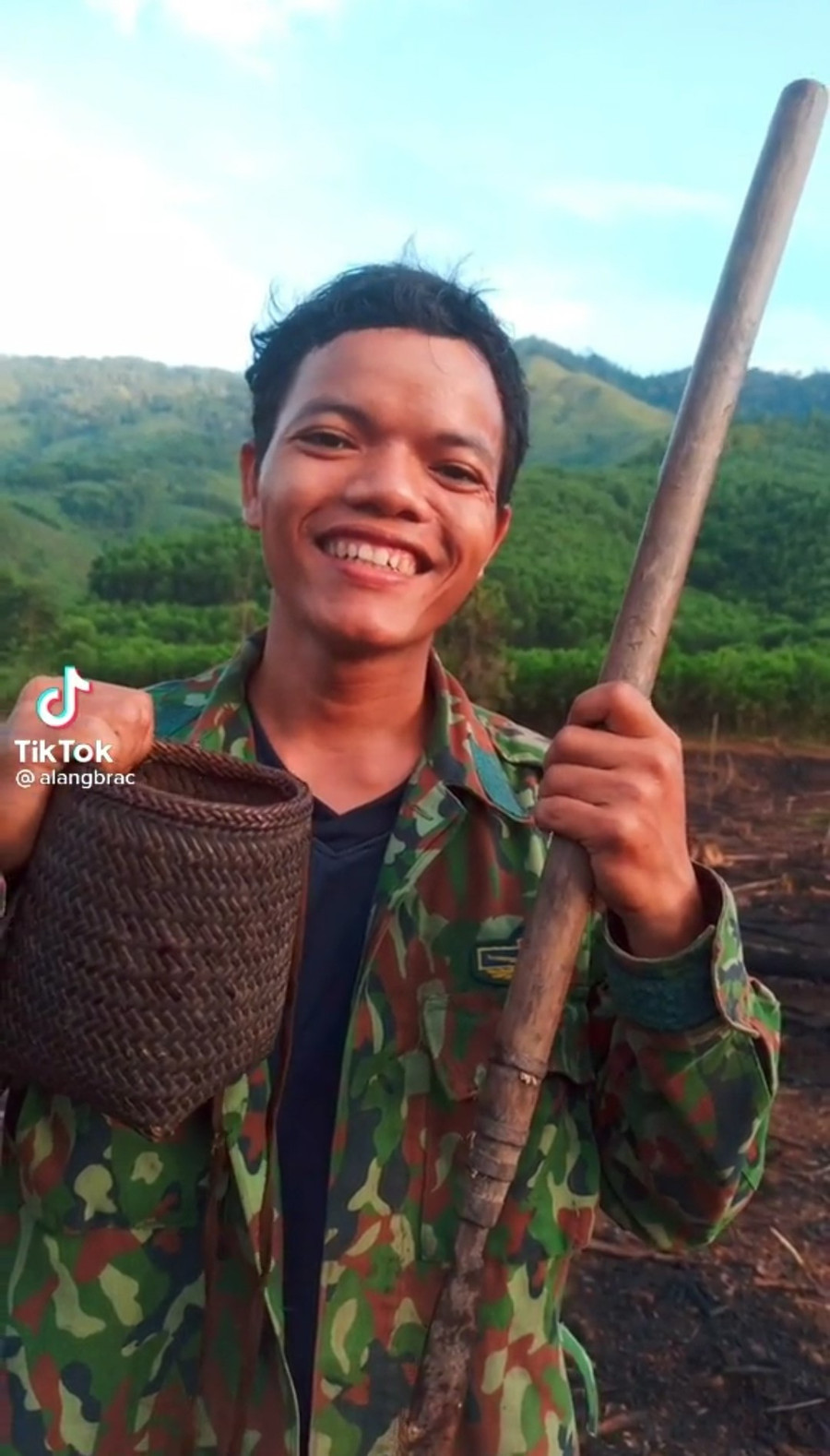 Câu chuyện về đời sống vùng cao chính là chất liệu tạo nên sự yêu thích cho video của Brắc. Ảnh: Chụp màn hình Tiktok ALĂNG BRẮC