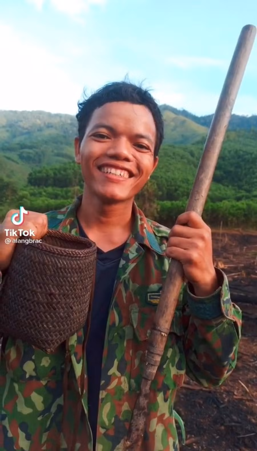 Câu chuyện về đời sống vùng cao chính là chất liệu tạo nên sự yêu thích cho video của Brắc. Ảnh: Chụp màn hình Tiktok ALĂNG BRẮC