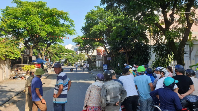 Người dân hiếu kỳ tập trung tại hiện trường theo dõi vụ việc Người dân hiếu kỳ tập trung tại hiện trường theo dõi vụ việc