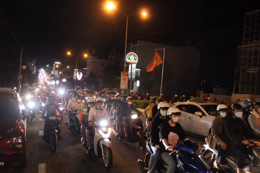 Dòng người ken đặc kéo dài hàng cây số trên đường Nguyễn Tất Thành. Ảnh: Văn Ngọc