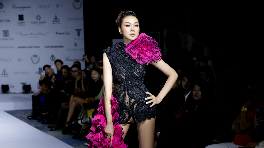 Thanh Hằng khoe vóc dáng nóng bỏng trên sàn catwalk. Ảnh: NVCC Thanh Hằng khoe vóc dáng nóng bỏng trên sàn catwalk. Ảnh: NVCC