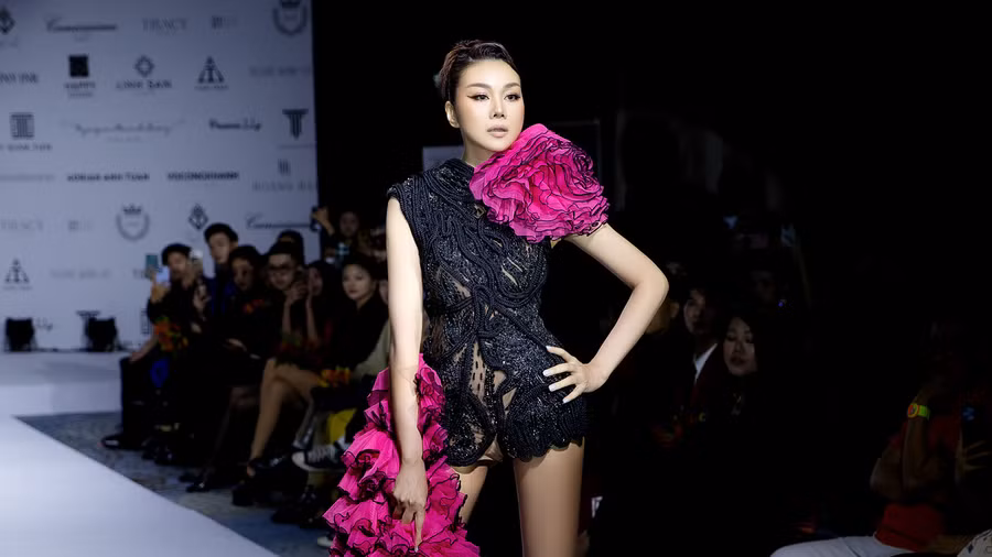 Thanh Hằng khoe vóc dáng nóng bỏng trên sàn catwalk. Ảnh: NVCC